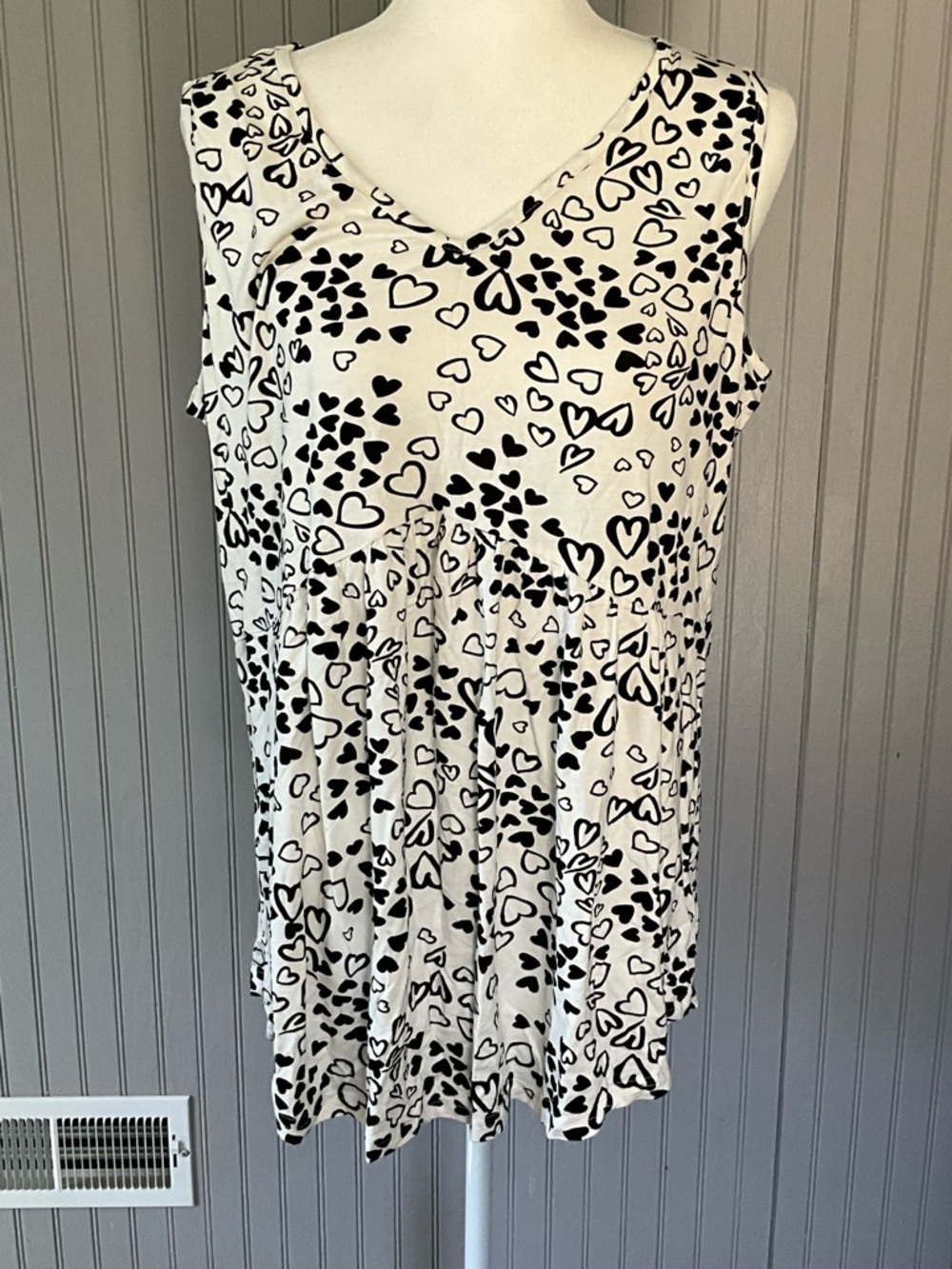 Sleeveless White & Black Heart Print V-Neck Top. New. Stretchy. Summer